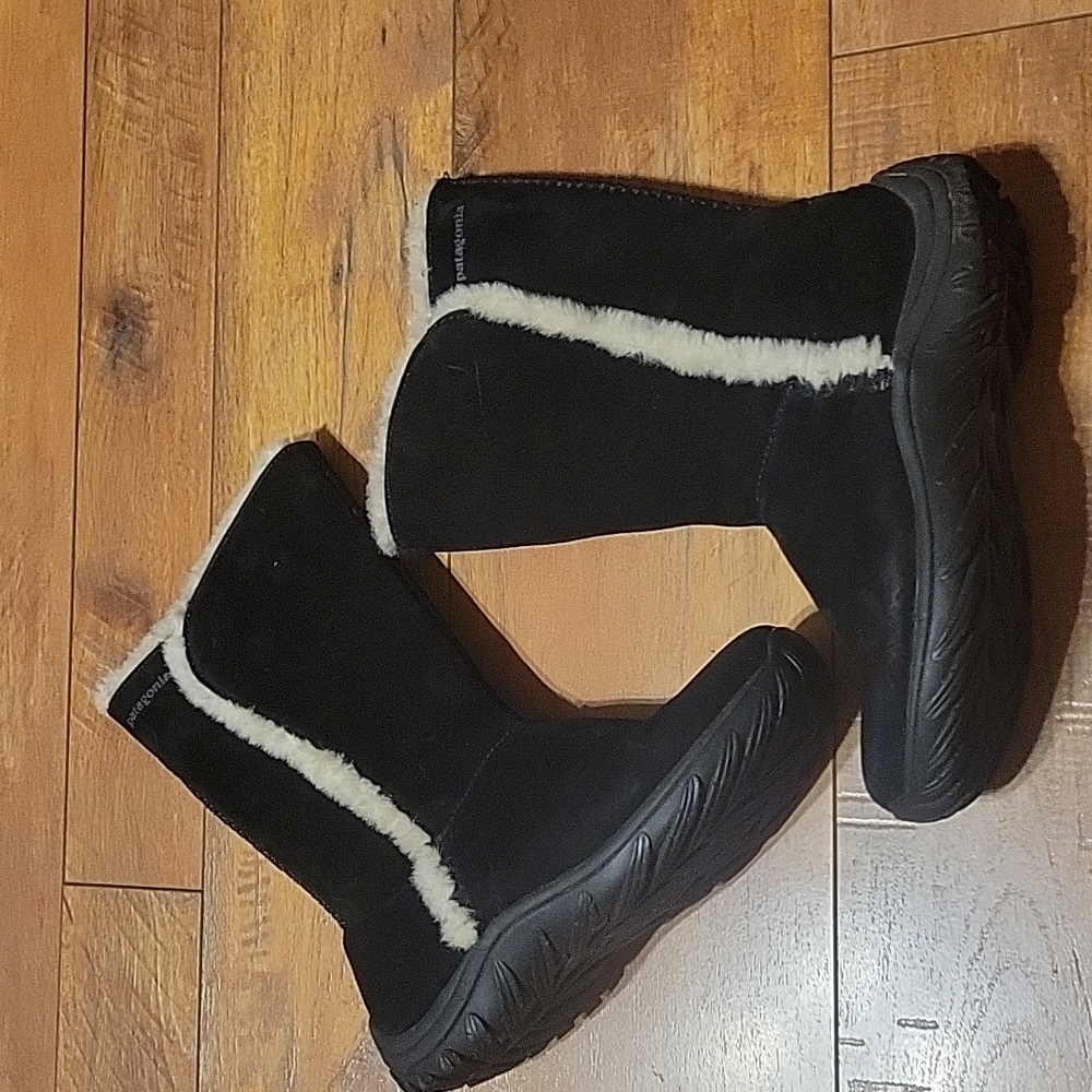 Women's sz 8 Patagonia winter boots with shearing black suede waterproof